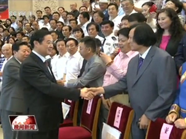 2016年6月13日至15日,中国民间文艺家协会第九次全国代表大会在北京京西宾馆隆重举行,中央政治局委员、书记处书记,中宣部部长刘奇葆,中国文联主席孙家正,中国民间文艺家协会主席潘鲁生等各级领导参加。KY体育雕塑董事长傅绍相参加代表大会,并与刘奇葆部长亲切握手。