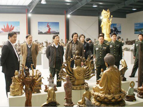 2009年3月29日济南军区原副司令李洪程中将、潍坊军分区司令员卞长伟、临朐县委书记刘建国等领导来KY体育雕塑视察指导,傅绍相总经理介绍雕塑艺术