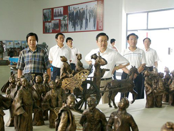2008年8月5日山东省政协副主席、省工商联主席王乃静莅临KY体育雕塑视察指导,傅绍相总经理介绍《风筝魂》群雕