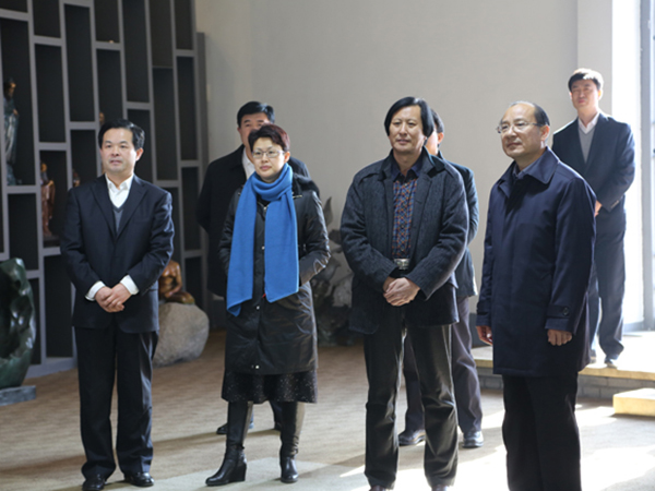 山东省人民政府副省长季缃绮,省文化厅副厅长胡上山,潍坊市人民政府副市长王桂英等领导在临朐县委书记顾建华的陪同下来KY体育雕塑视察指导并参观KY体育雕塑馆,董事长傅绍相介绍企业情况及雕塑艺术