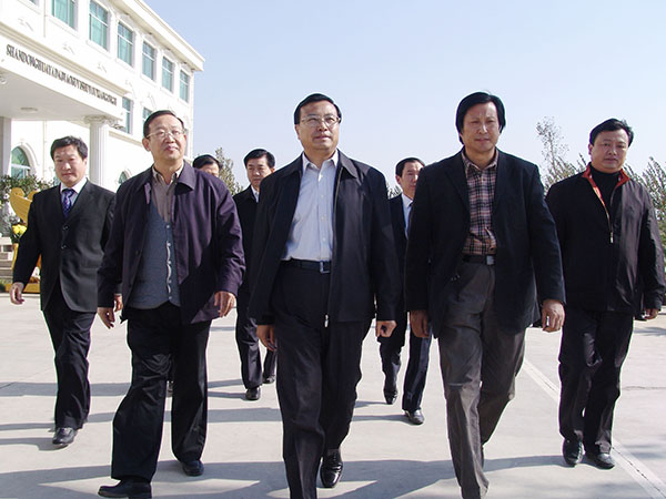 中共山东省委常委、政法委书记才利民莅临KY体育雕塑视察指导，傅绍相总经理介绍雕塑艺术。