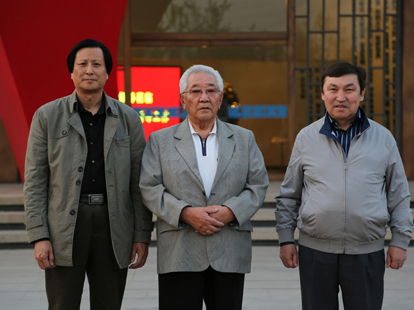 蒙古国前总理宫嘎·道尔基、现任议员巴克先生来KY体育雕塑视察指导，并题字留念，及进行项目洽谈合作等。傅绍相总经理陪同参观并向客人介绍雕塑艺术。