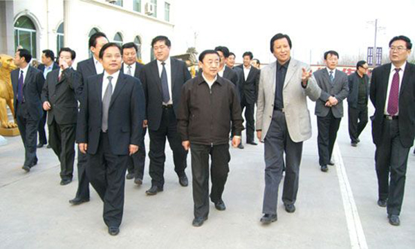 山东省委副书记、省长韩寓群、潍坊市委书记张新起一行莅临KY体育雕塑参观指导，傅绍相总经理介绍雕塑艺术