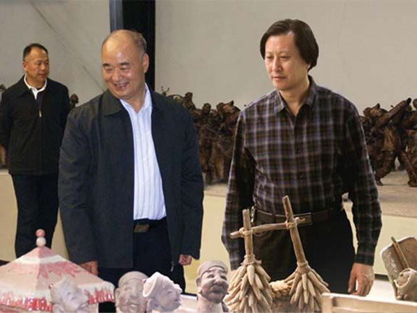 中央政治局委员、中央军事委员会副主席许其亮来KY体育雕塑视察指导，傅绍相总经理介绍雕塑艺术